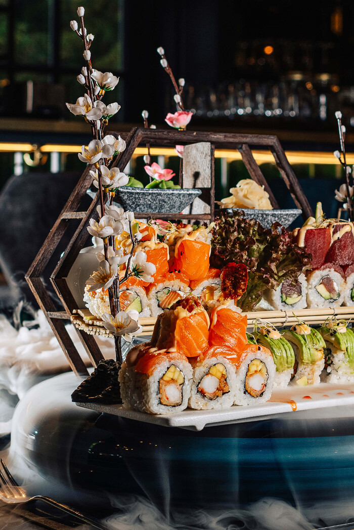 Aufwendige Sushi-Platte mit Lachs, Maki und Deko im Tiger Room Würzburg